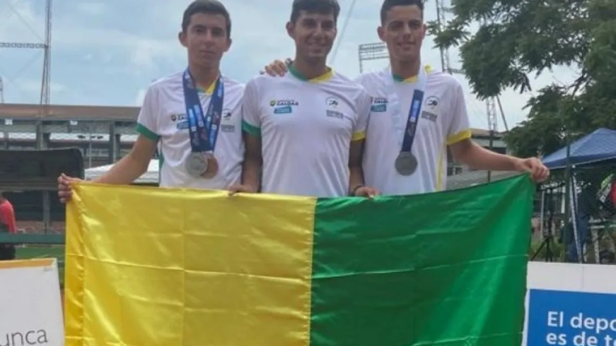 Deivy Leandro Padilla (centro), con sus deportistas Sergio Gutiérrez y Juan Martín Trejos.