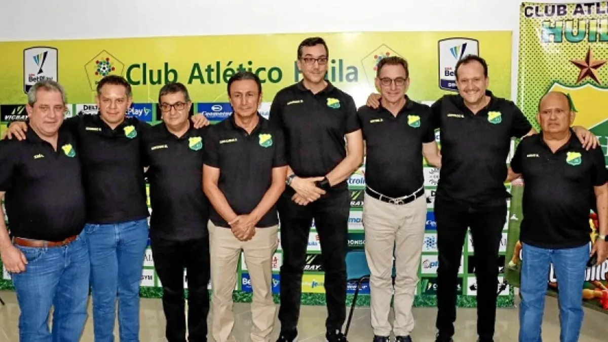 Michel Deller (sexto de izquierda a derecha), el máximo accionista de Independiente del Valle, junto a los salientes dirigentes del Atlético Huila, equipo que adquirió el empresario ecuatoriano.
