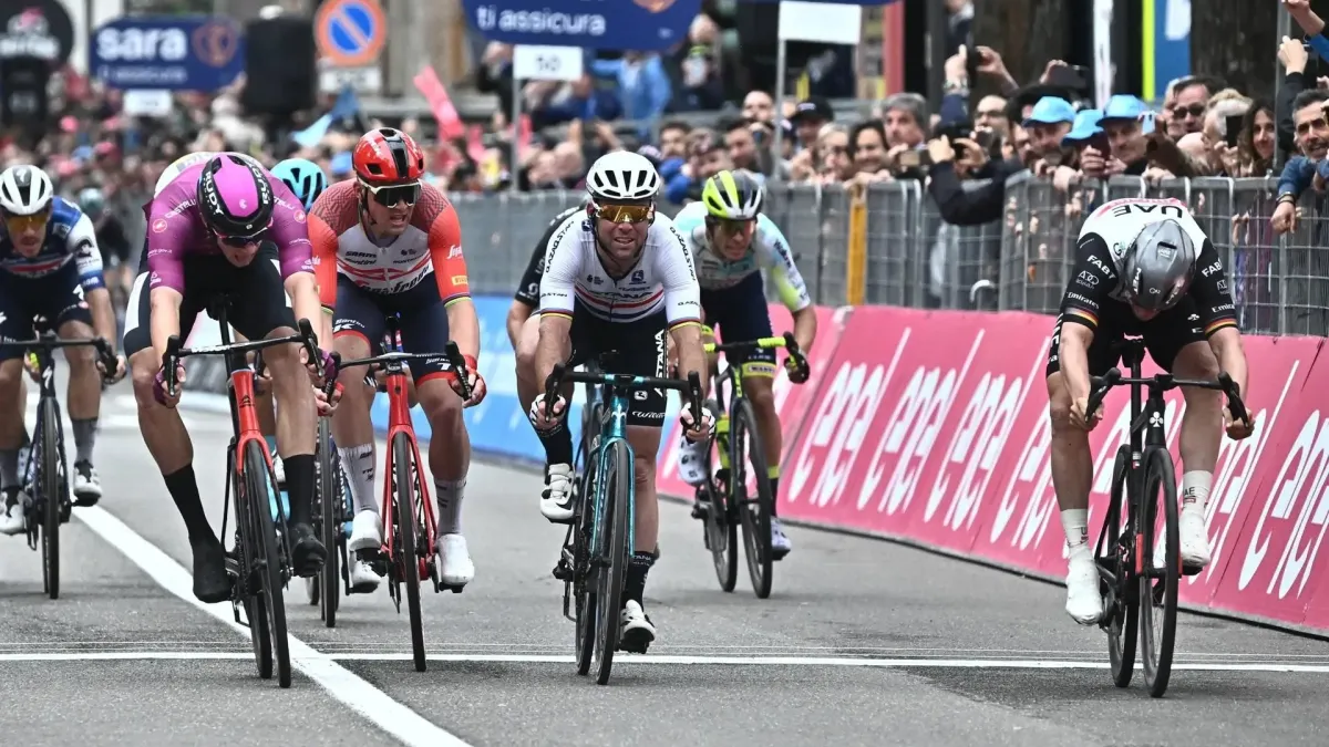 El alemán Pascal Ackermann (R) del UAE Team Emirates gana la undécima etapa de la carrera ciclista Giro de Italia 2023 en 219 km desde Camaiore hasta Tortona, Italia.
