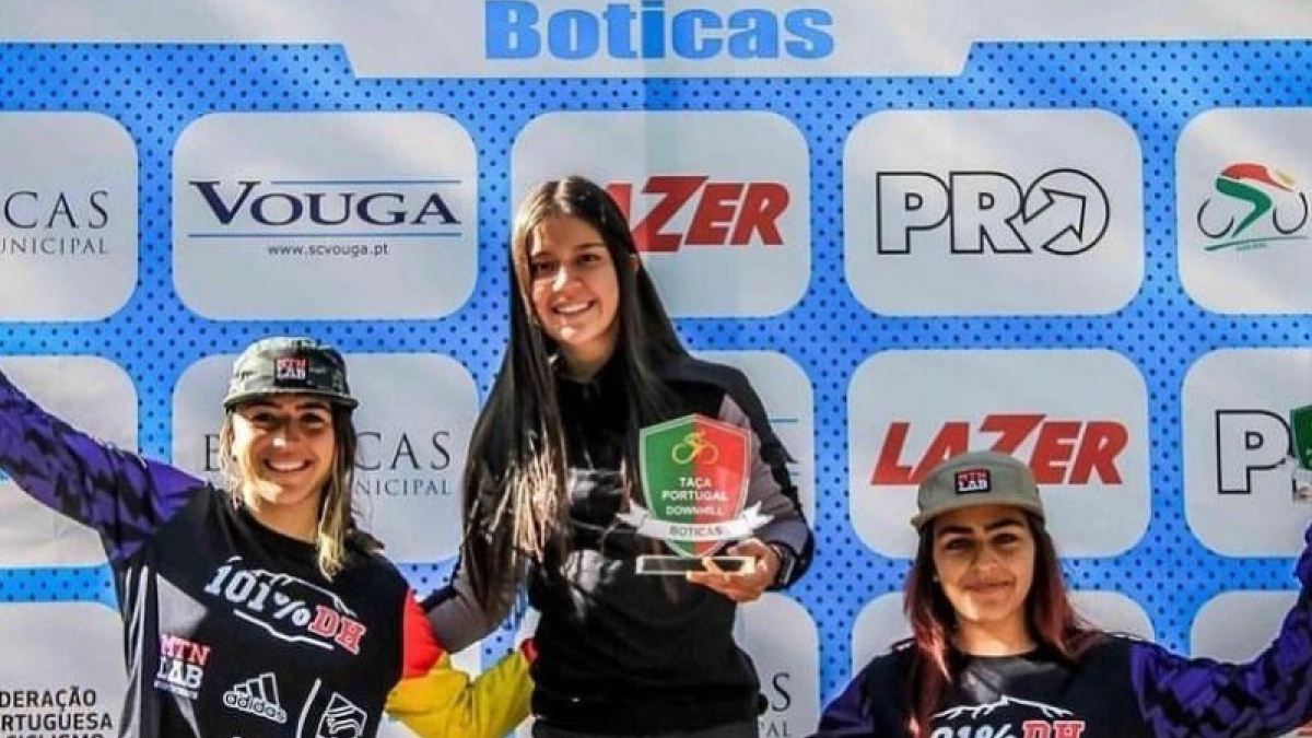 Valentina Roa (centro), en el podio de la Copa Boticas en Portugal. Se prepara para las válidas de la Copa Mundo.