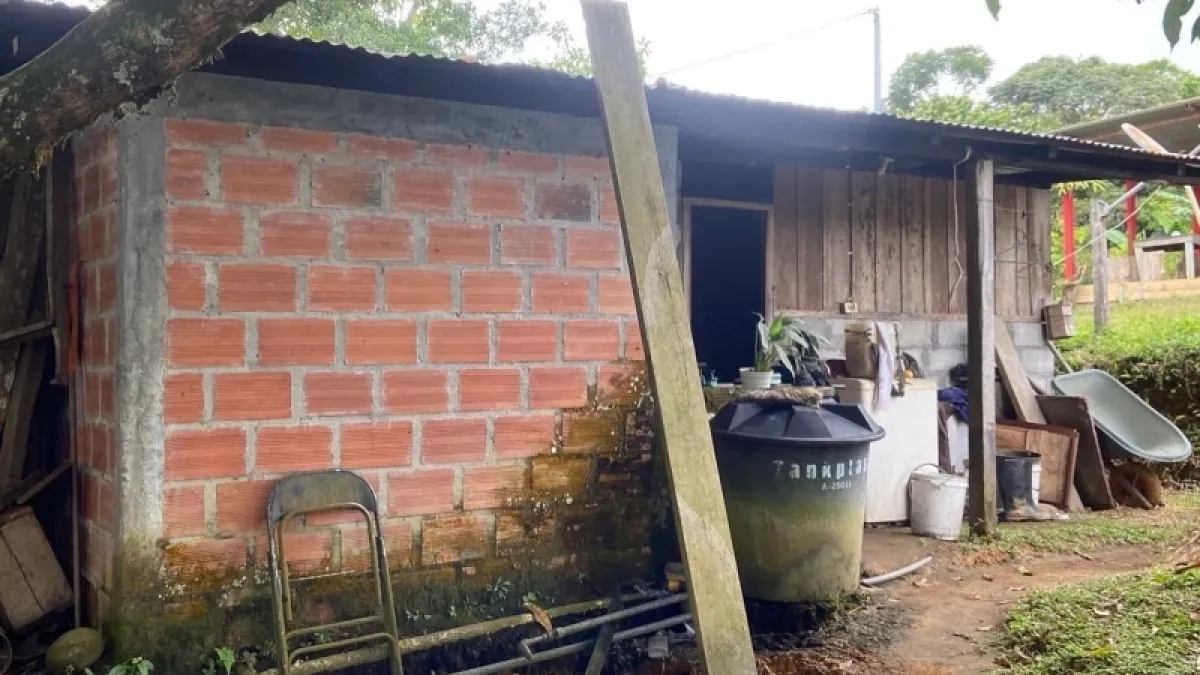 Esta es una de las dos casas que está en riesgo tras deslizamiento en Victoria. 