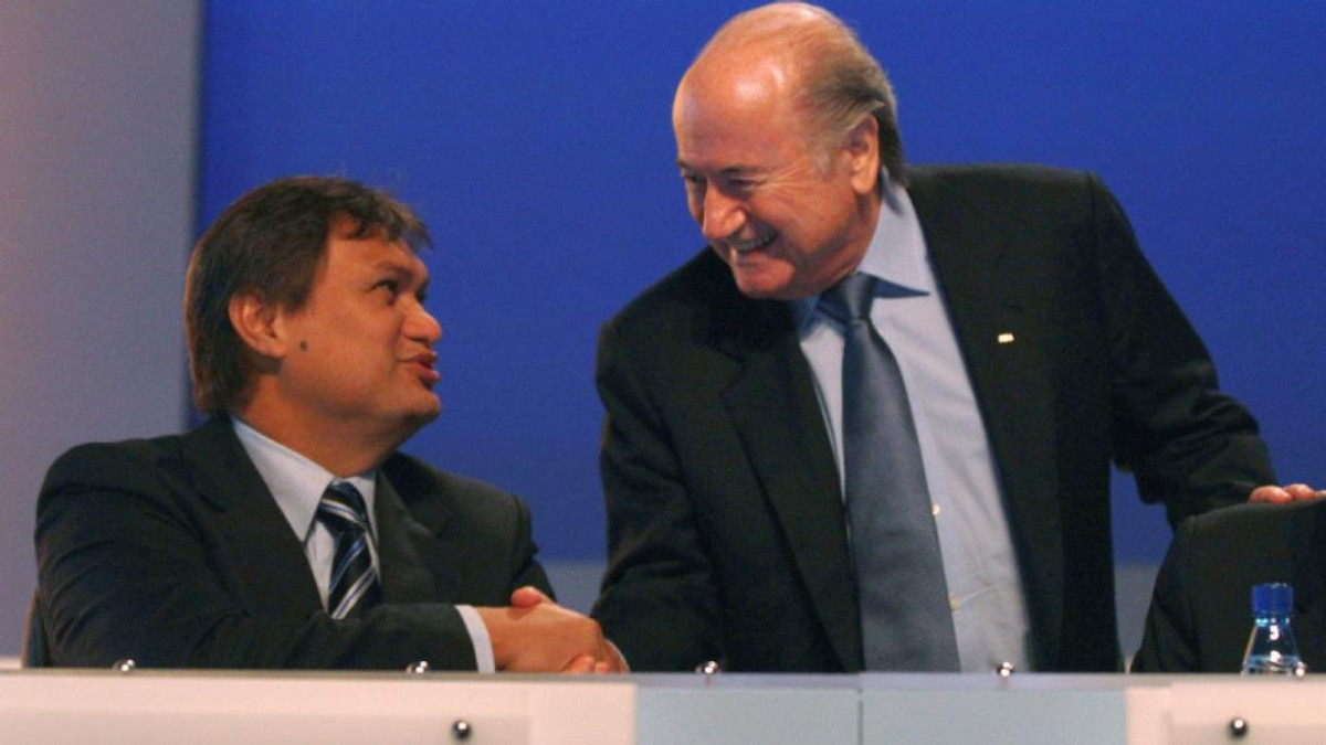 El tahitiano Reynald Temarii (izquierda) fue imputado en Francia por "presunta corrupción" en la atribución a Catar de la Copa del Mundo durante su período como vicepresidente de la FIFA. En la foto le da la mano al entonces presidente de la institución, el suizo Joseph Blatter.