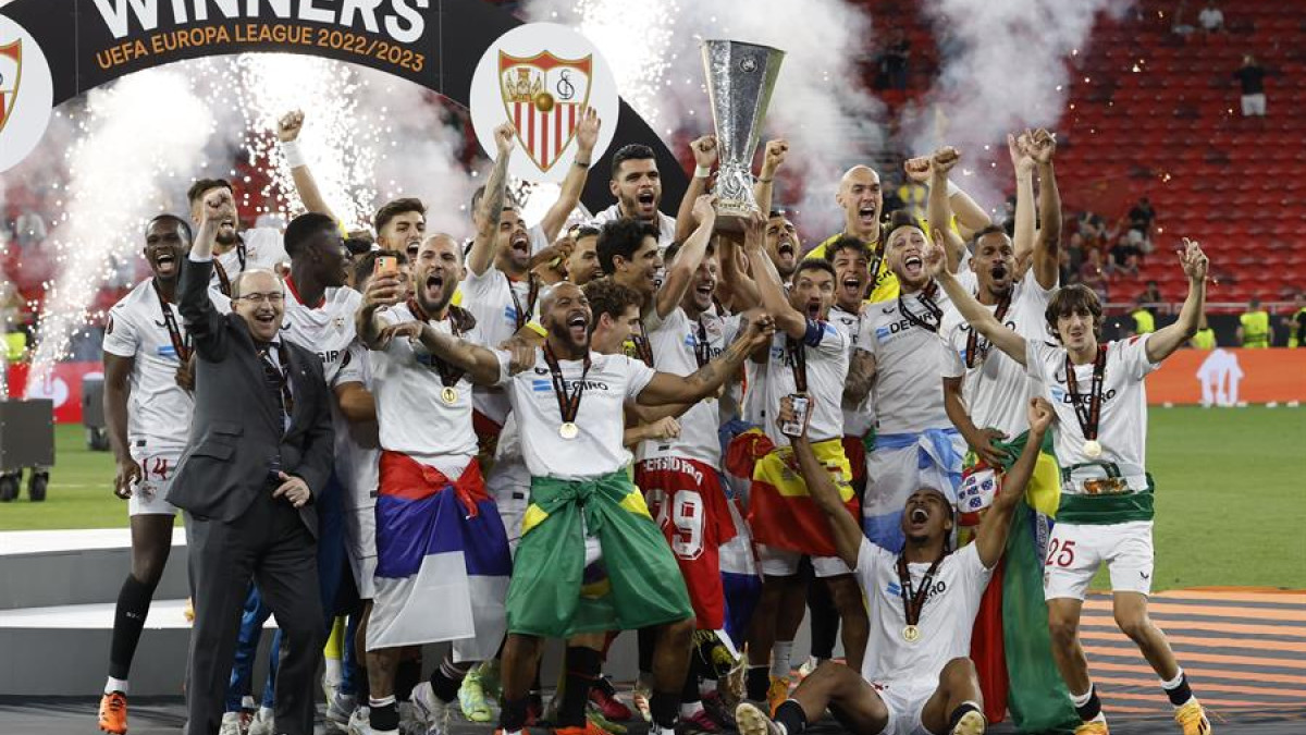 El conjunto español obtuvo su séptimo título en la Europa League, su torneo fetiche, y arrebató a Jose Mourinho el récord de imbatibilidad en finales europeas (había ganado sus cinco primeros duelos: dos en Champions, dos en Europa y uno en Conference). 