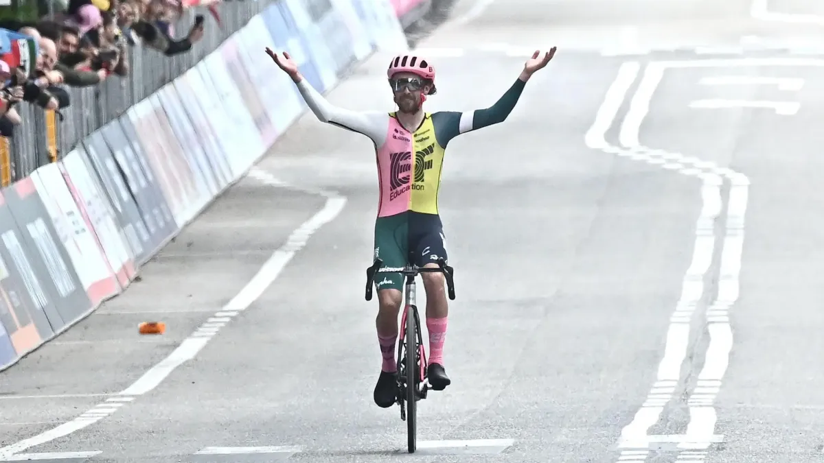 El irlandés Ben Healy del equipo Ef Education-Easypost gana la octava etapa de la carrera ciclista Giro de Italia 2023 en 207 km de Terni a Fossombrone, Italia.