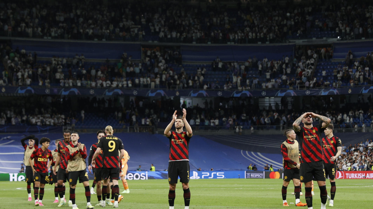 Los jugadores del Manchester City aplauden a su afición tras el partido de ida de las semifinales de la Liga de Campeones. La segunda ronda de la llave se disputará el próximo 17 de mayo en el Etihad Stadium, en Inglaterra.