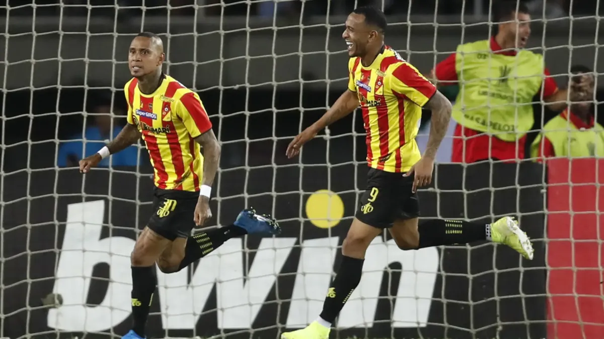Arley Rodríguez (i) celebra con su hermano Ángelo el gol con el que el Deportivo Pereira le ganó a Boca Juniors en un partido de la cuarta fecha de la fase de grupos de la Copa Libertadores en el estadio Hernán Ramírez Villegas de Pereira.