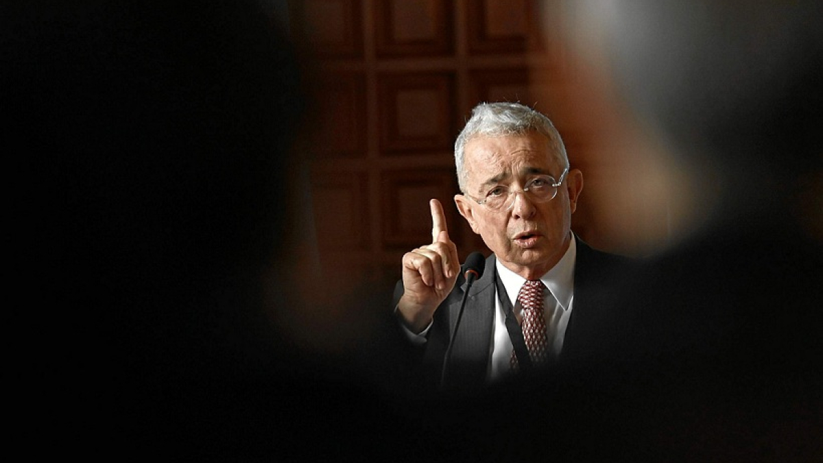 Foto | EFE | LA PATRIA  El proceso que se sigue contra el expresidente Álvaro Uribe por presunto soborno de testigos se mantiene en pie.