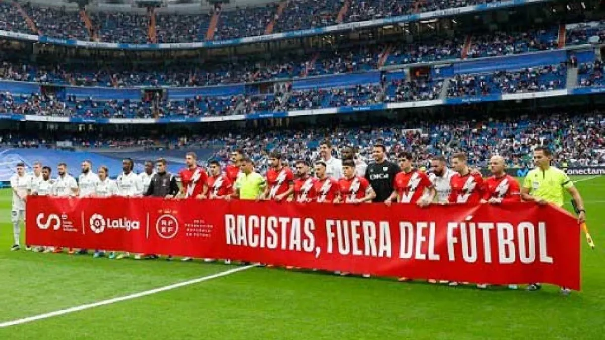 Previo al partido de La Liga entre el Rayo Vallecano y el Real Madrid, en el estadio Santiago Bernabéu de Madrid, se realizó un acto de apoyo a Vinícius Jr. con motivo de los casos de racismo ocurridos en el partido anterior ante el Valencia.