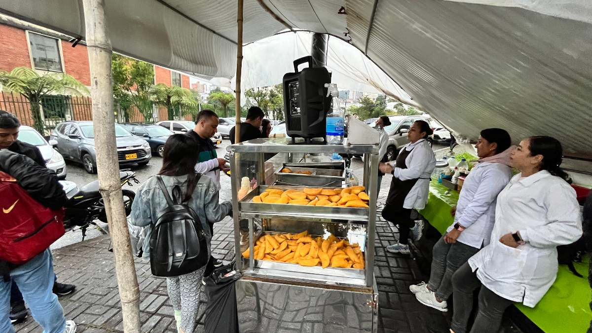 A las afueras de la Universidad de Caldas se ubican las famosas empanadas La Gotera, un establecimiento muy querido por los universitarios del sector.