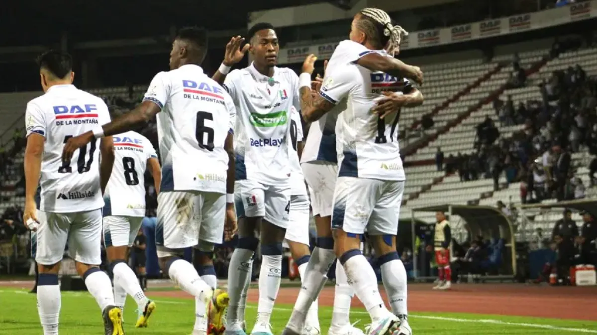 Los jugadores del Once Caldas celebran la primera anotación de Dayro Moreno. 