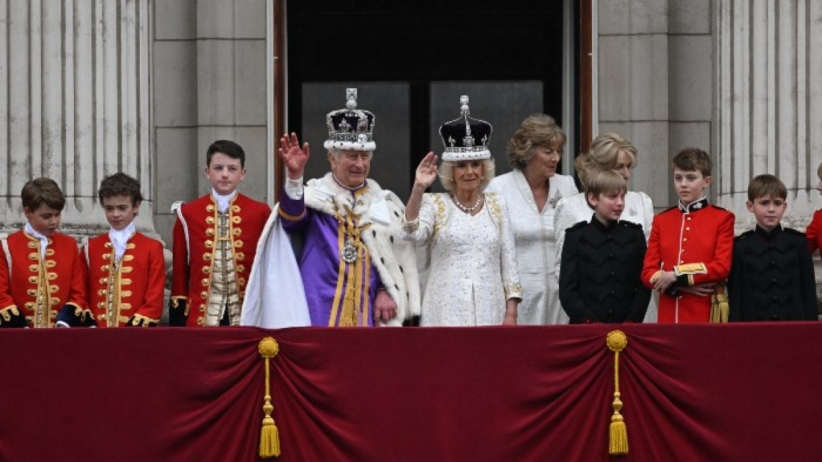 El rey Carlos III y la reina consorte Camila de Reino Unido saludan desde el balcón del Palacio de Buckingham a los ciudadanos, luego de la ceremonia de coronación celebrada en la Abadía de Westminster en Londres. La última coronación fue la de la reina Isabel II hace 70 años, tras la muerte de su padre el rey Jorge VI.