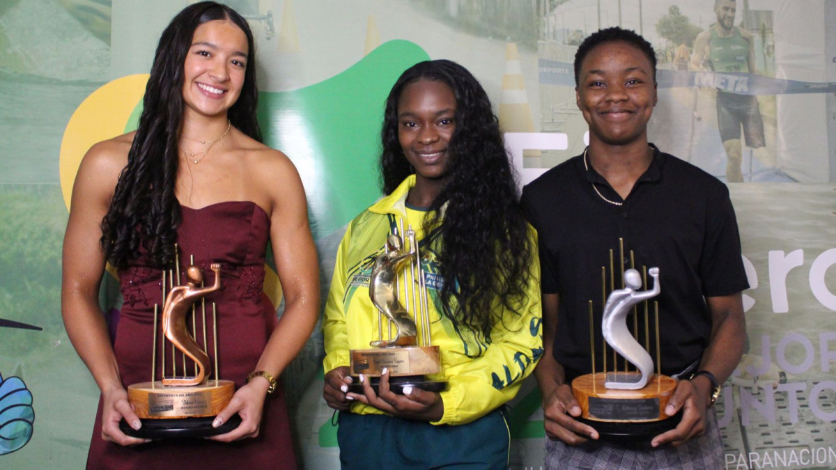 La nadadora Stefanía Gómez (izquierda) obtuvo el premio Acord de Bronce. Los pesistas Íngrid Segura y Duvaney Sinisterra se hicieron acreedores del Acord de Oro y el de Plata, respectivamente.
