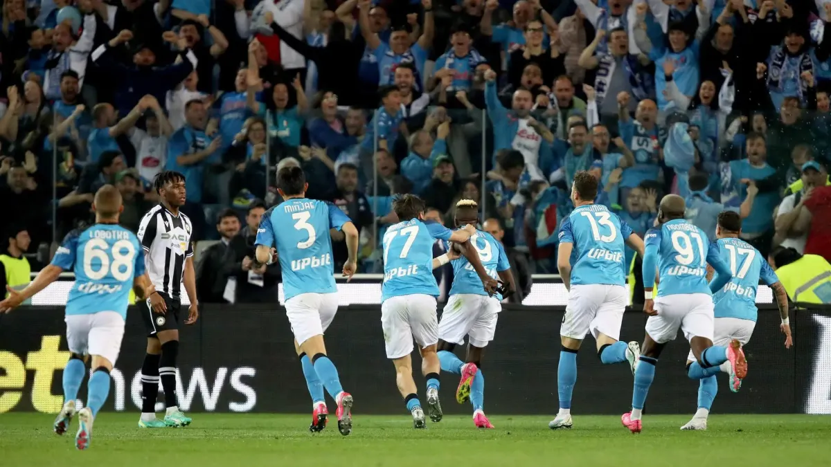 Los jugadores del Napoli celebran después de que Victor Osimhen anotó el gol del empate 1-1 durante el partido de fútbol de la Serie A italiana entre Udinese Calcio y SSC Napoli en el estadio Friuli - Dacia Arena en Údine, Italia.