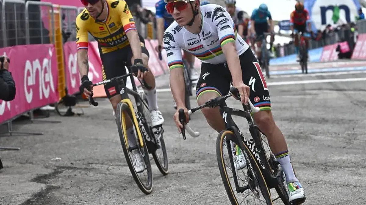 El esloveno Primoz Roglic (i) del equipo Jumbo Visma y el belga Remco Evenepoel del equipo Soudal Quick-Step en acción durante la séptima etapa de la carrera ciclista Giro de Italia 2023, de 218 km desde Capua hasta Gran Sasso, Italia.