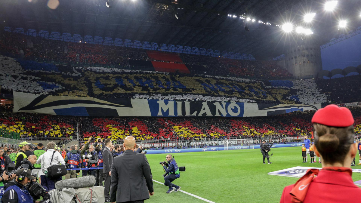 El partido, más allá de la instancia de la competencia en la que se jugó, fue especial por la fuerte rivalidad entre dos grandes e históricos equipos que comparten patio. La escenografía montada por los aficionados del Inter, hoy visitantes, en las gradas.
