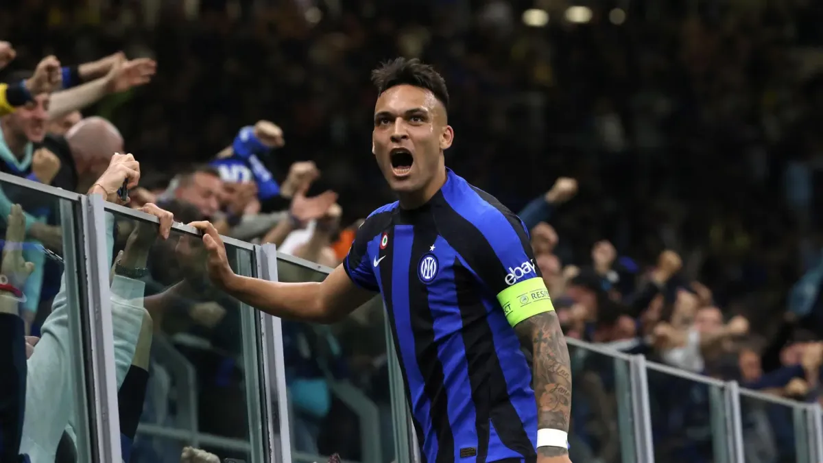 Lautaro Martínez del Inter de Milán celebra después de anotar el 1-0 durante el partido de vuelta de la semifinal de la Liga de Campeones de la UEFA entre el FC Inter y el AC Milan, en Milán, Italia.
