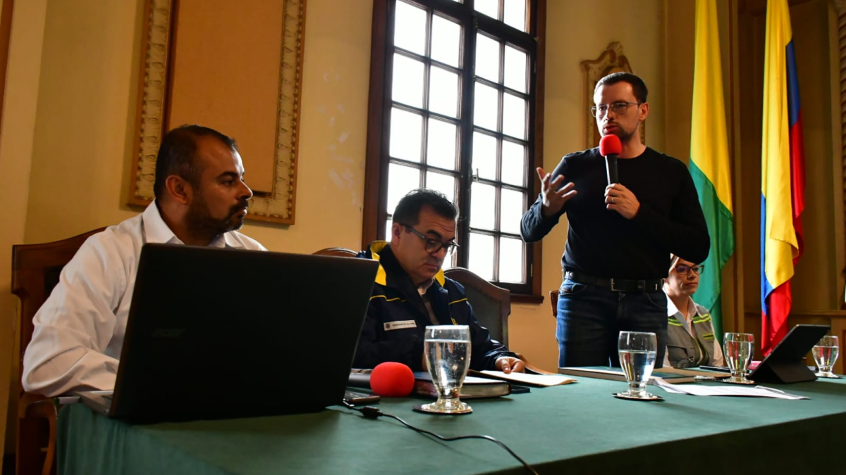 El gobernador, Luis Carlos Velásquez (derecha), junto al director de la UNGRD, Olmedo López (centro), y el jefe de Gestión del Riesgo del departamento, Félix Ricardo Giraldo.