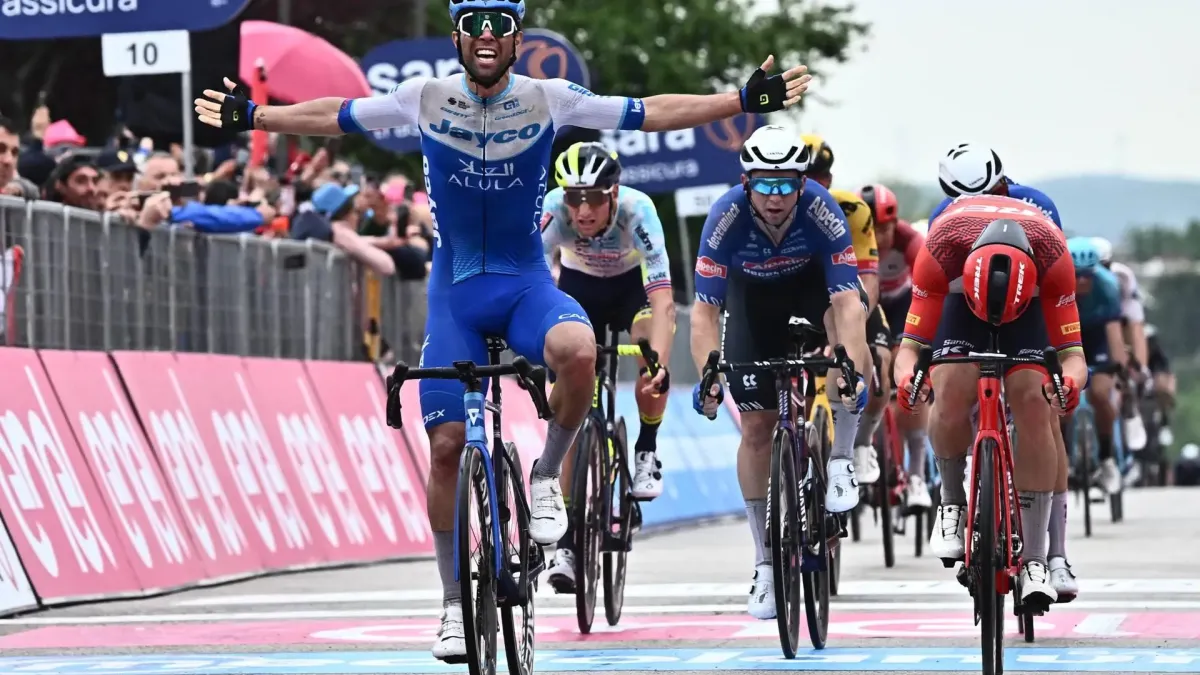 El ciclista australiano Michael Matthews del equipo Team Jayco Alula cruza la línea de meta para ganar la tercera etapa del Giro de Italia 2023, en 213 km desde Vasto hasta Melfi.