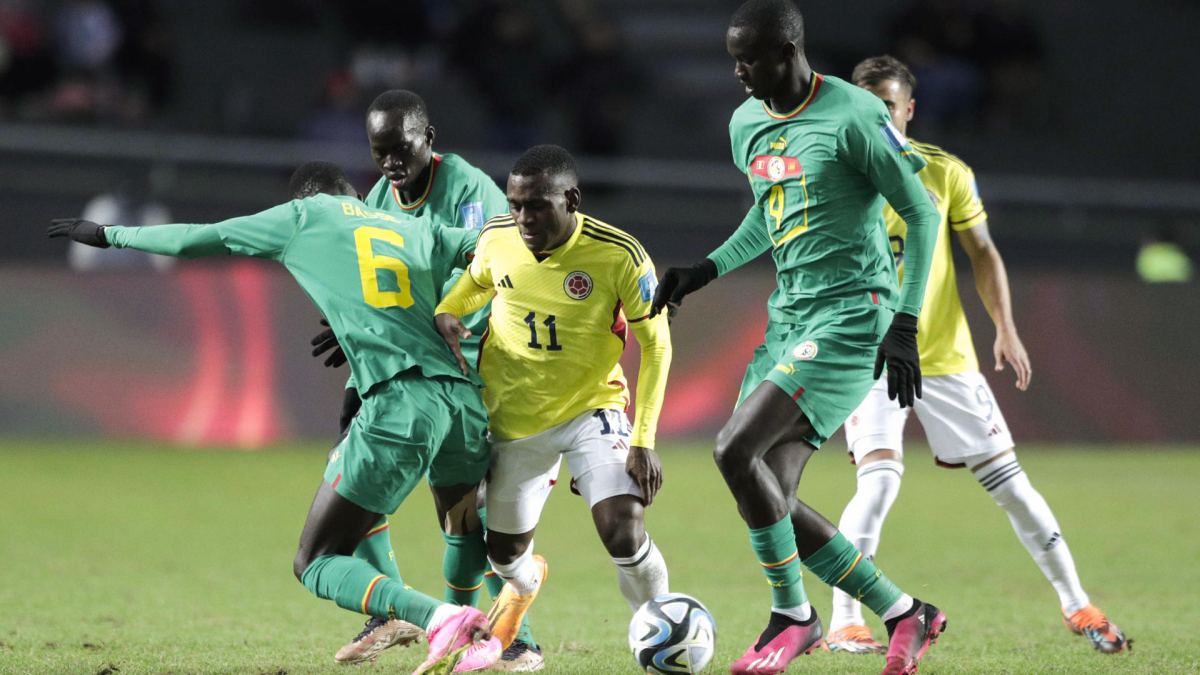 El colombiano Alexis Castillo (centro) disputa el balón con Souleymane Basse (izquierda) de Senegal, en el último partido del grupo C de la Copa Mundial de Fútbol Sub-20, en el estadio Diego Armando Maradona en La Plata (Argentina).