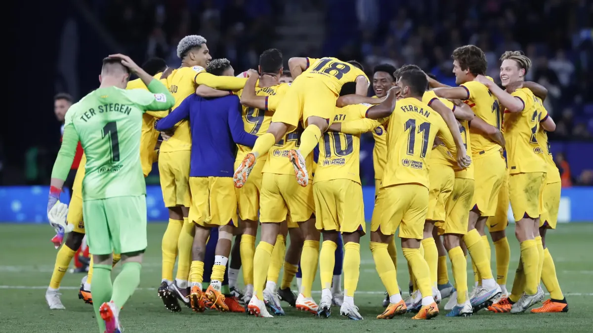 Los jugadores del FC Barcelona celebran proclamarse campeones de LaLiga española tras ganarle al Espanyol este domingo en el RCDE Stadium de Cornellá de Llobregat (Barcelona).
