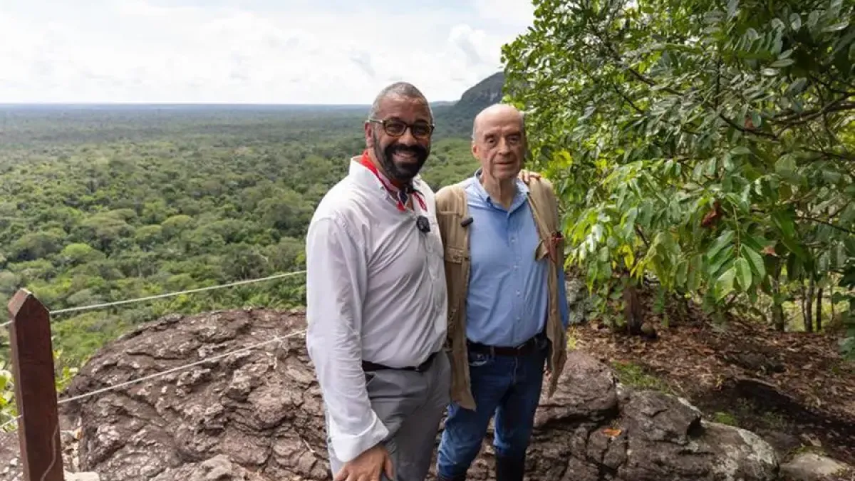 El ministro británico de Asuntos Exteriores, James Cleverly (i), junto al canciller colombiano, Álvaro Leyva