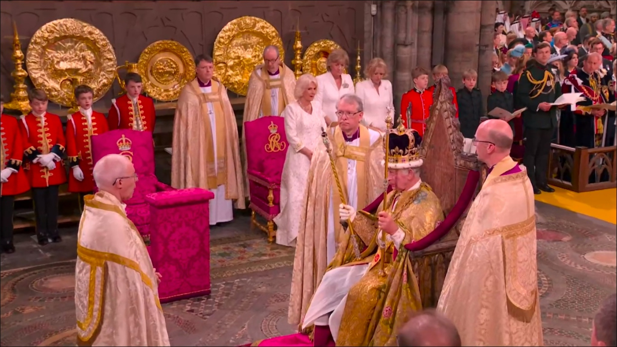 Tras coronar a Carlos como rey del Reino Unido, el arzobispo de Canterbury, Justin Welby (izquierda), coreó a viva voz el tradicional "God Save The King" y fue acompañado al unísono por toda la Abadía de Westminster.