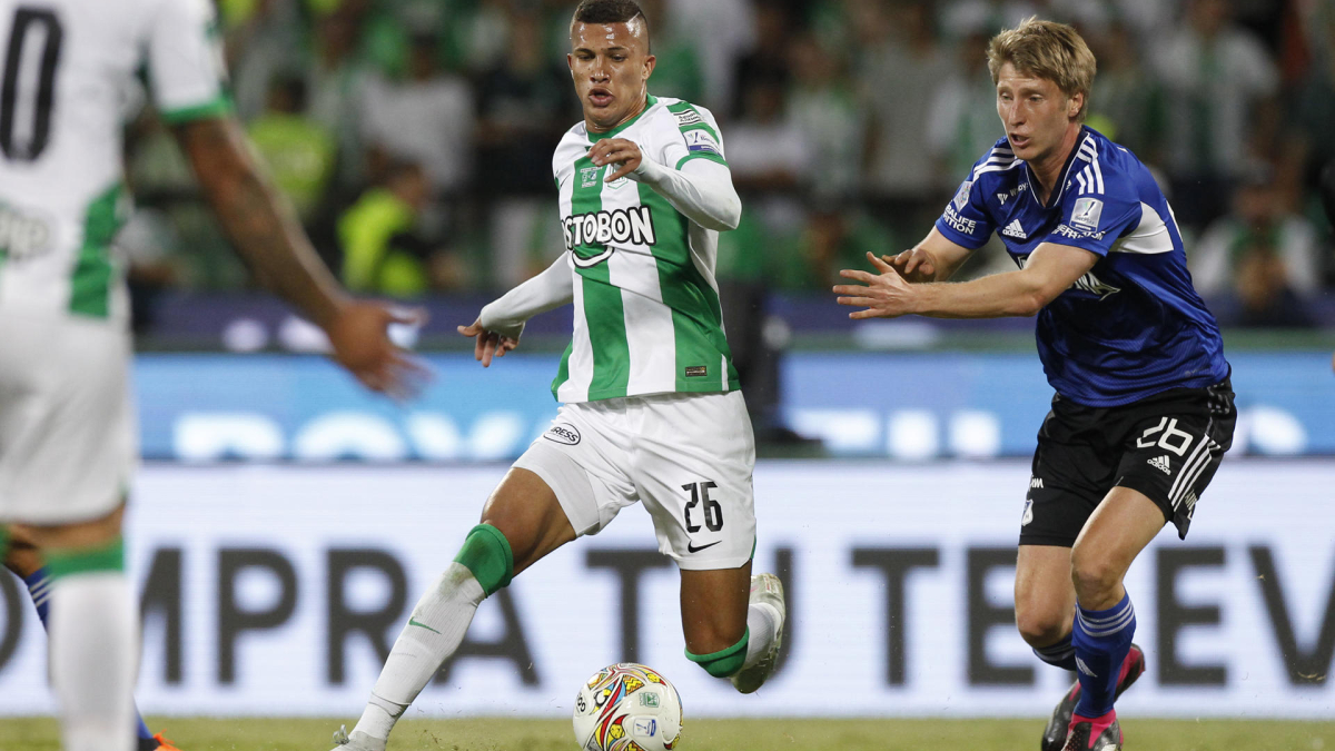 El caldense Nelson Deossa (izquierda), de Atlético Nacional, disputa el balón con Andrés Llinás, de Millonarios.