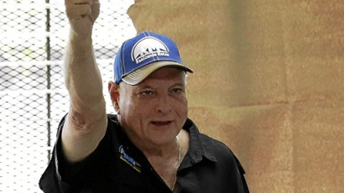 Foto | Efe | LA PATRIA  Ricardo Martinelli, acudió a votar en la mañana de ayer en un centro en Ciudad de Panamá.