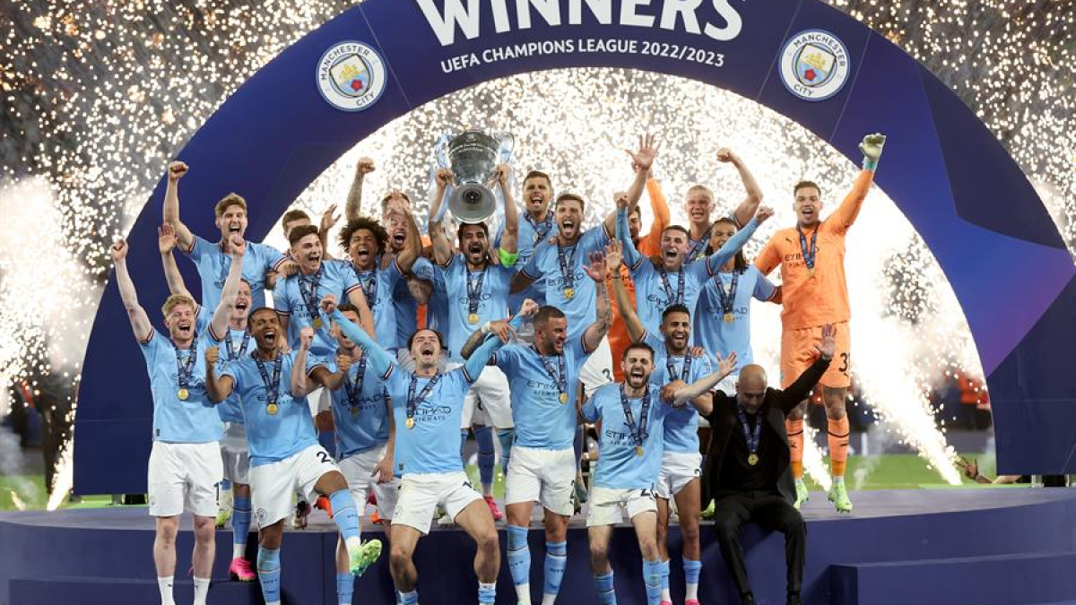 El alemán Ilkay Gundogan (centro) levanta la primera 'orejona' del Manchester City, en el que podría ser su último partido vistiendo los colores del cuadro inglés, pues aún no ha renovado su contrato.