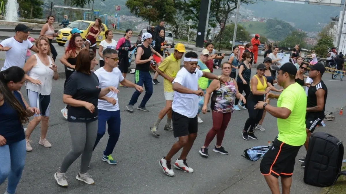 Fotos I Freddy Arango I LA PATRIA  En la ciclovía hay espacios de orientación, como las clases de baile, al frente de Fundadores. El programa lo ejecuta desde el domingo pasado Recreando.