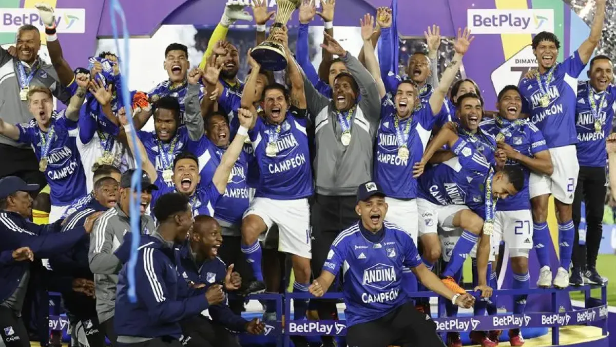 Jugadores de Millonarios celebran al ganar hoy la final de la Primera División del fútbol profesional colombiano ante Atlético Nacional en el estadio El Campín en Bogotá.
