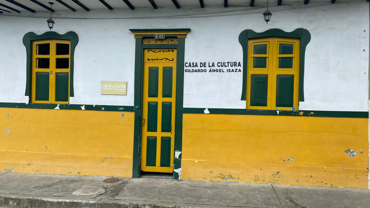 La Casa de la Cultura se ubica a dos calles del parque al frente de la Estación de Policía.