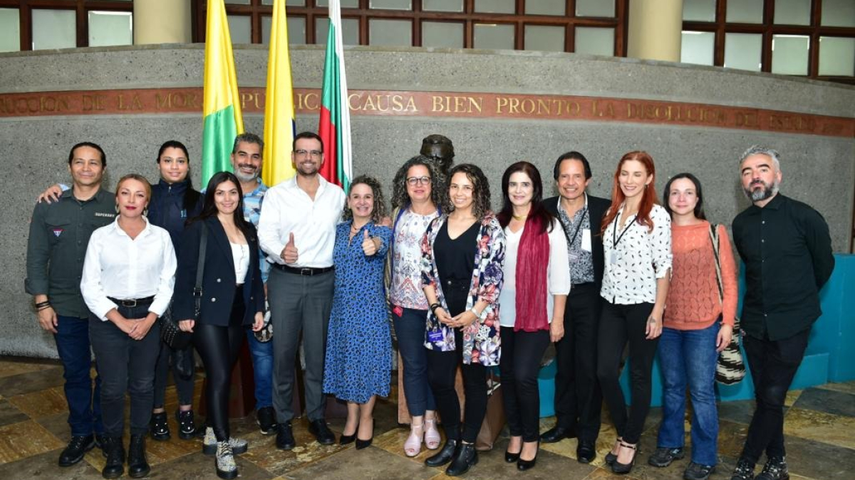 El gobernador de Caldas, Luis Carlos Velásquez Cardona y la secretaria de Cultura de Caldas, Paula Londoño Vallejo con los líderes de estos procesos culturales.