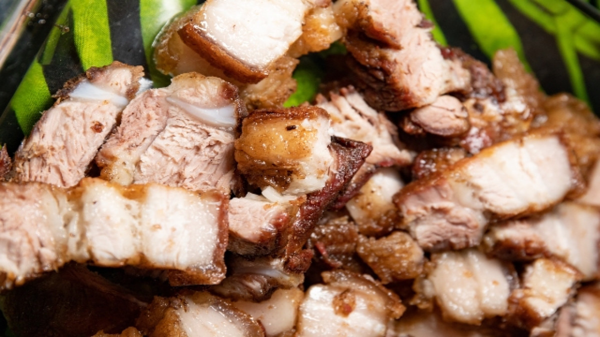 Chicharrón frito en cubos. 