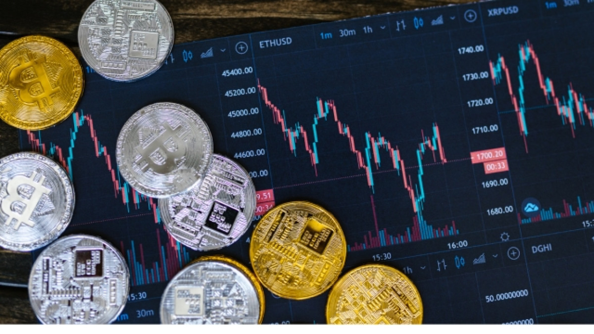 Criptomonedas con un gráfico de inversión detrás.