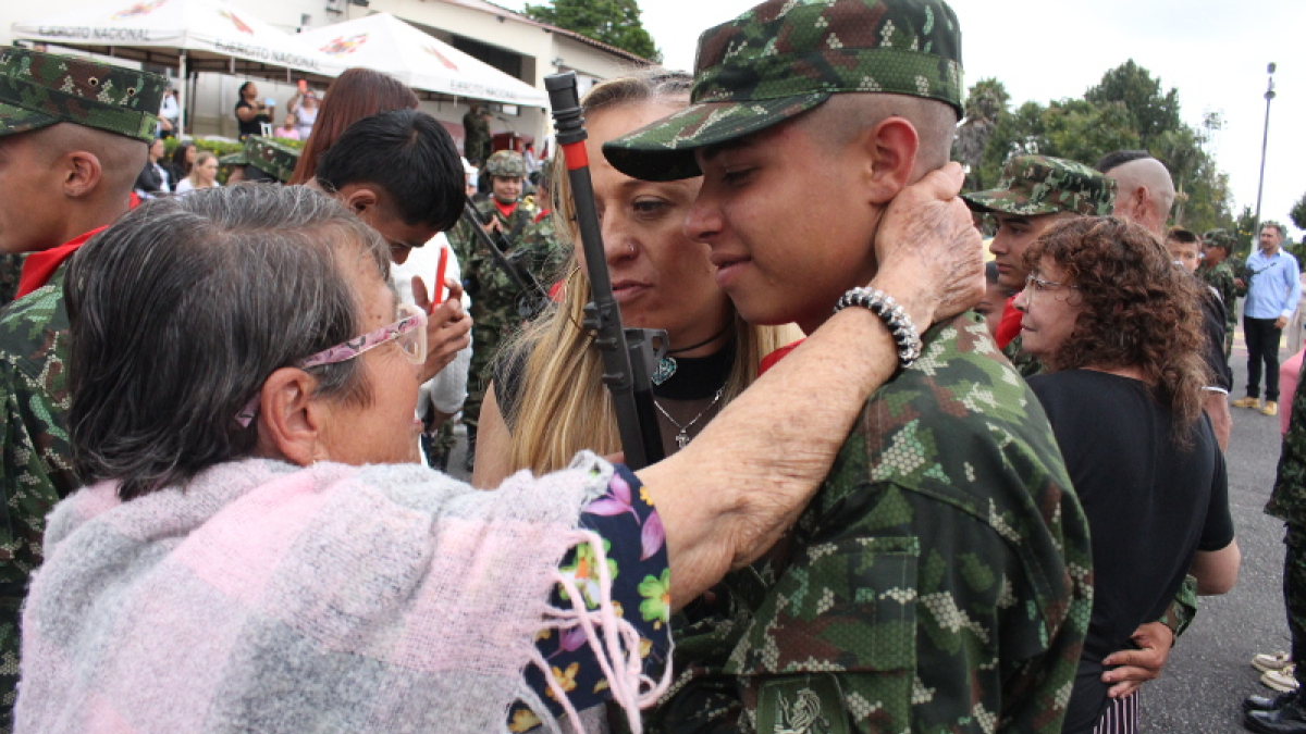 Los jóvenes reclutas recibieron las armas de sus familias, tras dos meses de prestar servicio.