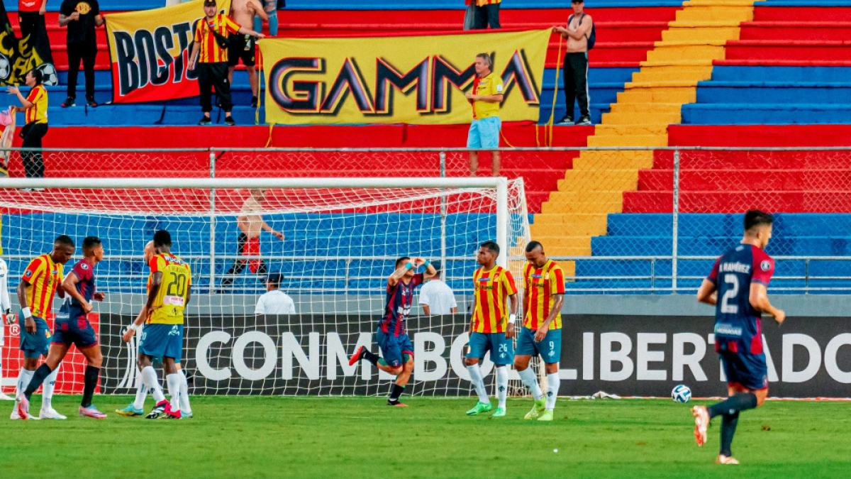 Edanyilber Navas (centro) celebra el gol con el que Monagas venció a Deportivo Pereira en el estadio Monumental de la ciudad venezolana de Maturín, por la fecha 5 de la Copa Libertadores 2023.
