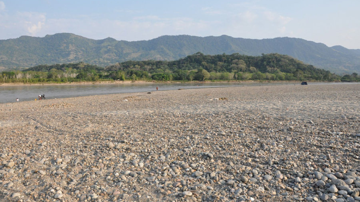Disminución del caudal del río Magdalena en La Dorada tras los efectos de el Fenómeno de El Niño en años pasados.