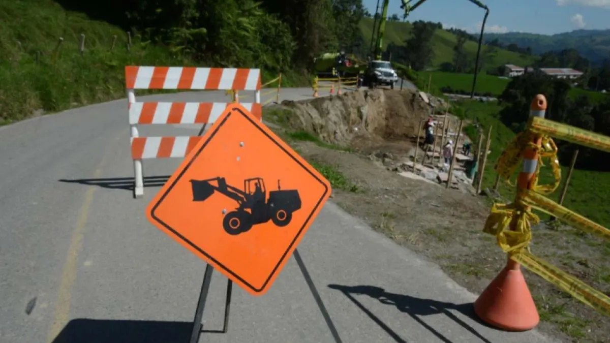 La vía de acceso a la vereda Gallinazo, de Villamaría, está siendo intervenida con obras de estabilidad, drenaje y pavimento. Los huecos y el mal estado en el que estaba la calzada hacían intransitable un tramo de dos kilómetros. Adecuarán además una cicloruta para biciusuarios.