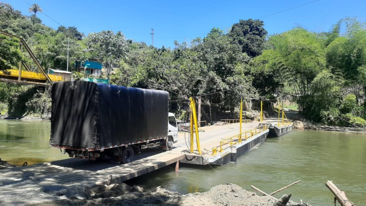 El servicio de transporte flotante estaba operando hace una semana sobre el río La Vieja.
