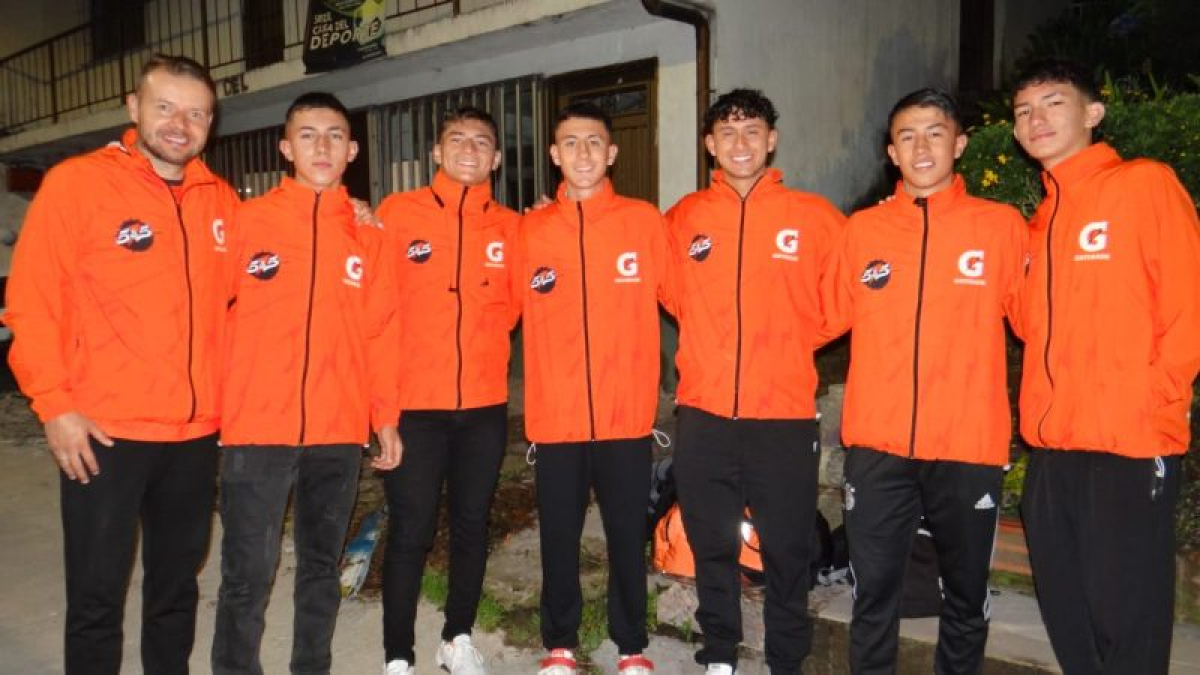 El grupo deportivo de Wikam Colombia, ya en Estambul (Turquía), en donde jugará la Champions League 5X5.