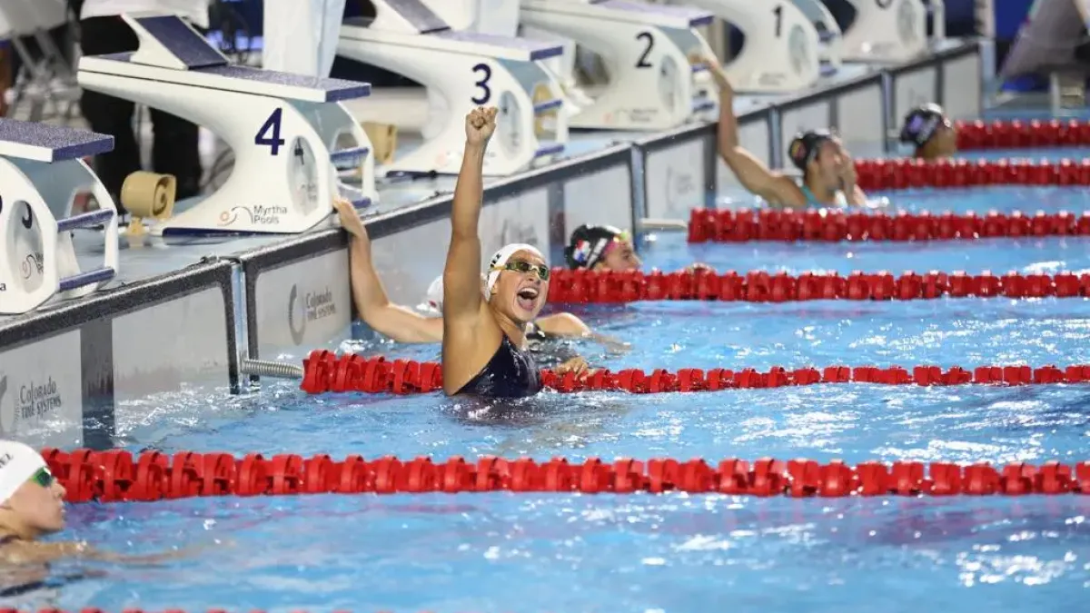 Stefanía Gómez celebra tras ganar la medalla de oro en los 100 metros pecho de la natación de los Juegos Centroamericanos y del Caribe.