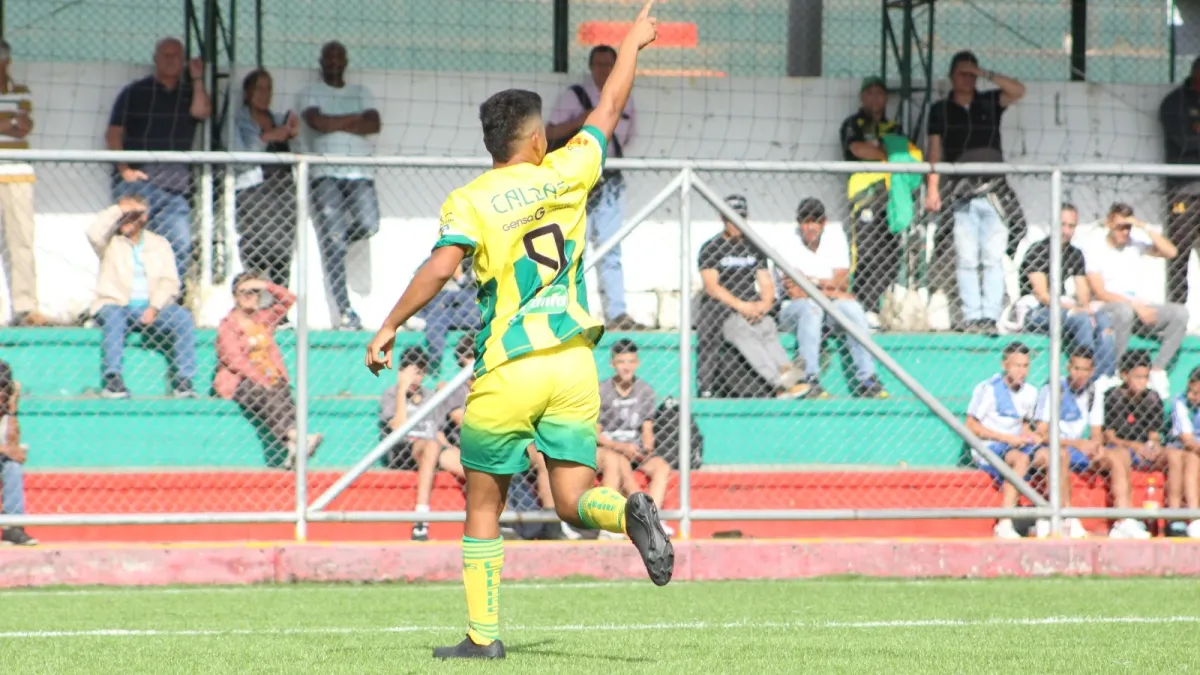 Celebración de uno de los tres goles con los que la Selección Caldas ganó en su debut en la Final Nacional Sub-19 de Fútbol en Manizales.