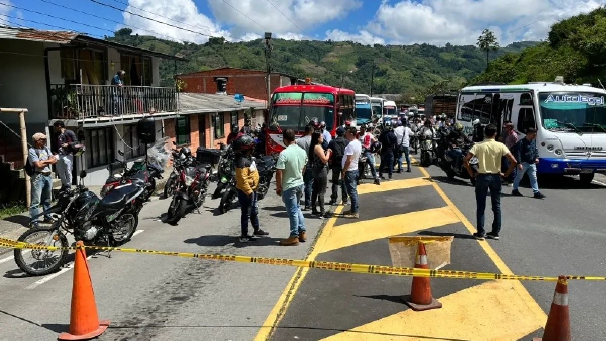 Este era el panorama esta mañana por el bloqueo en el peaje La Estrella, en la vía Manizales-Neira. 