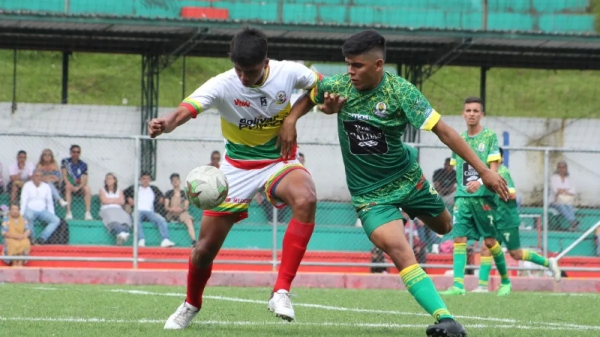 Acciones del partido entre las selecciones de Caldas (verde) y Bolívar. 
