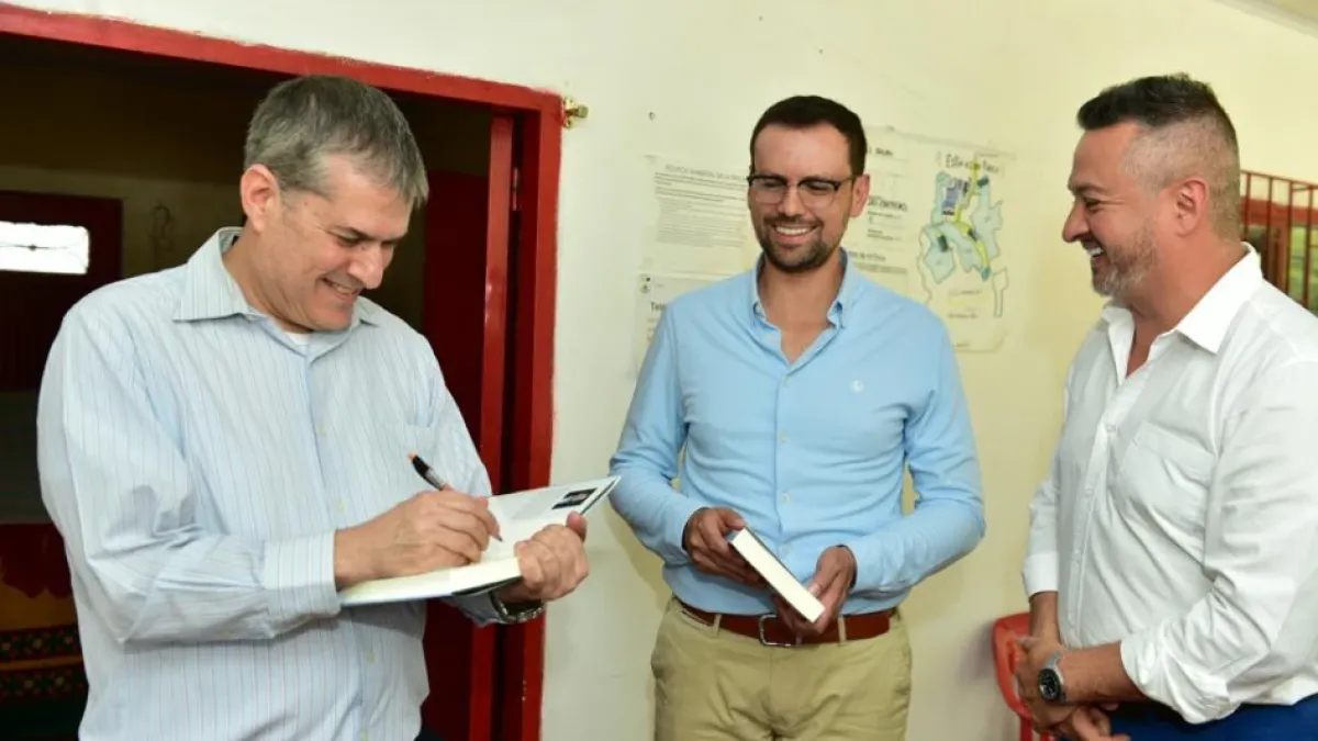 De izquierda a derecha: El embajador de Israel en Colombia, Gali Dagan; el gobernador de Caldas, Luis Carlos Velásquez; el alcalde de Riosucio, Marlon Alexánder Tamayo.