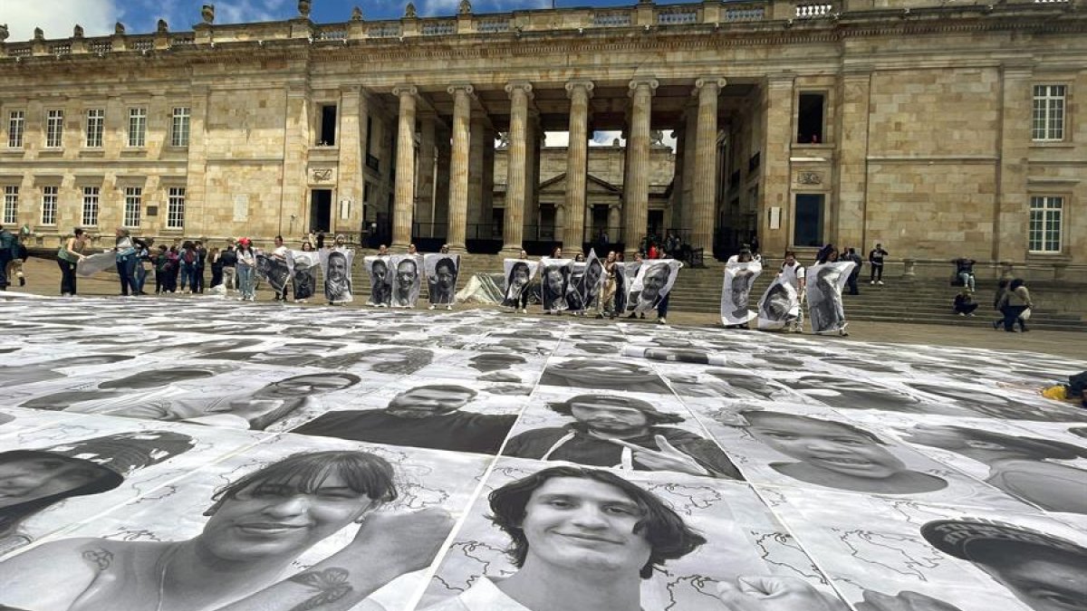 Ciudadanos y activistas participaron este miércoles de una intervención que mostraba 400 rostros de comunidad migrante, refugiada, retornada y receptora, con motivo del Día Mundial del Refugiado, en la Plaza de Bolívar de Bogotá. 