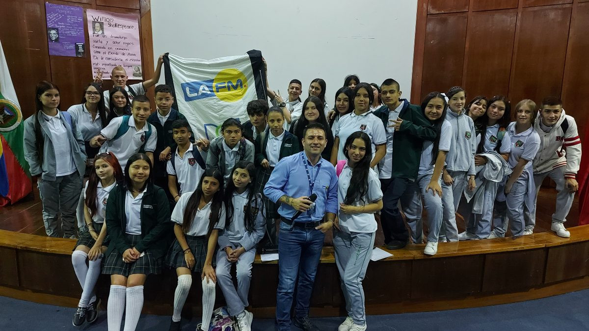 El semillero de comunicaciones de Bosques del Norte en su taller de radio. 