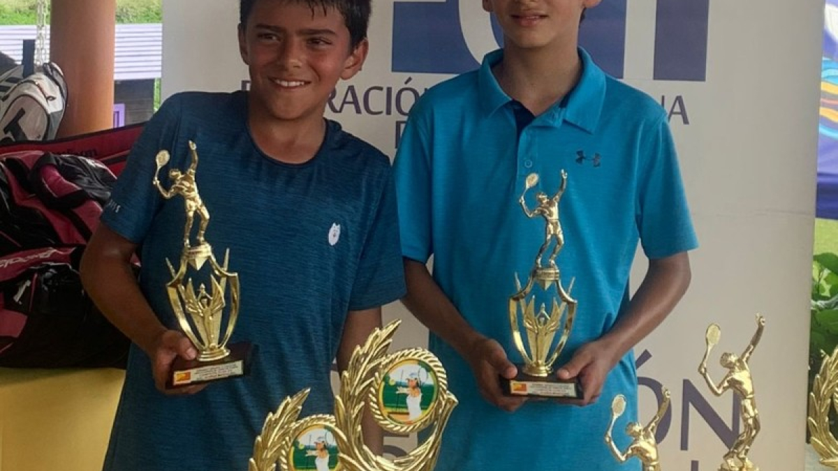 David Uribe (izquierda), doble campeón en el Grado 3 de Tenis que se disputó en el Club Campestre de Manizales.