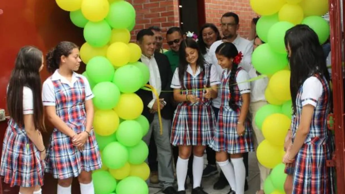 En Norcasia inauguraron ayer las obras del colegio San Gerardo María Mayela, con la presencia del gobernador, Luis Carlos Velásquez, quien anunció más aportes para esa sede. 